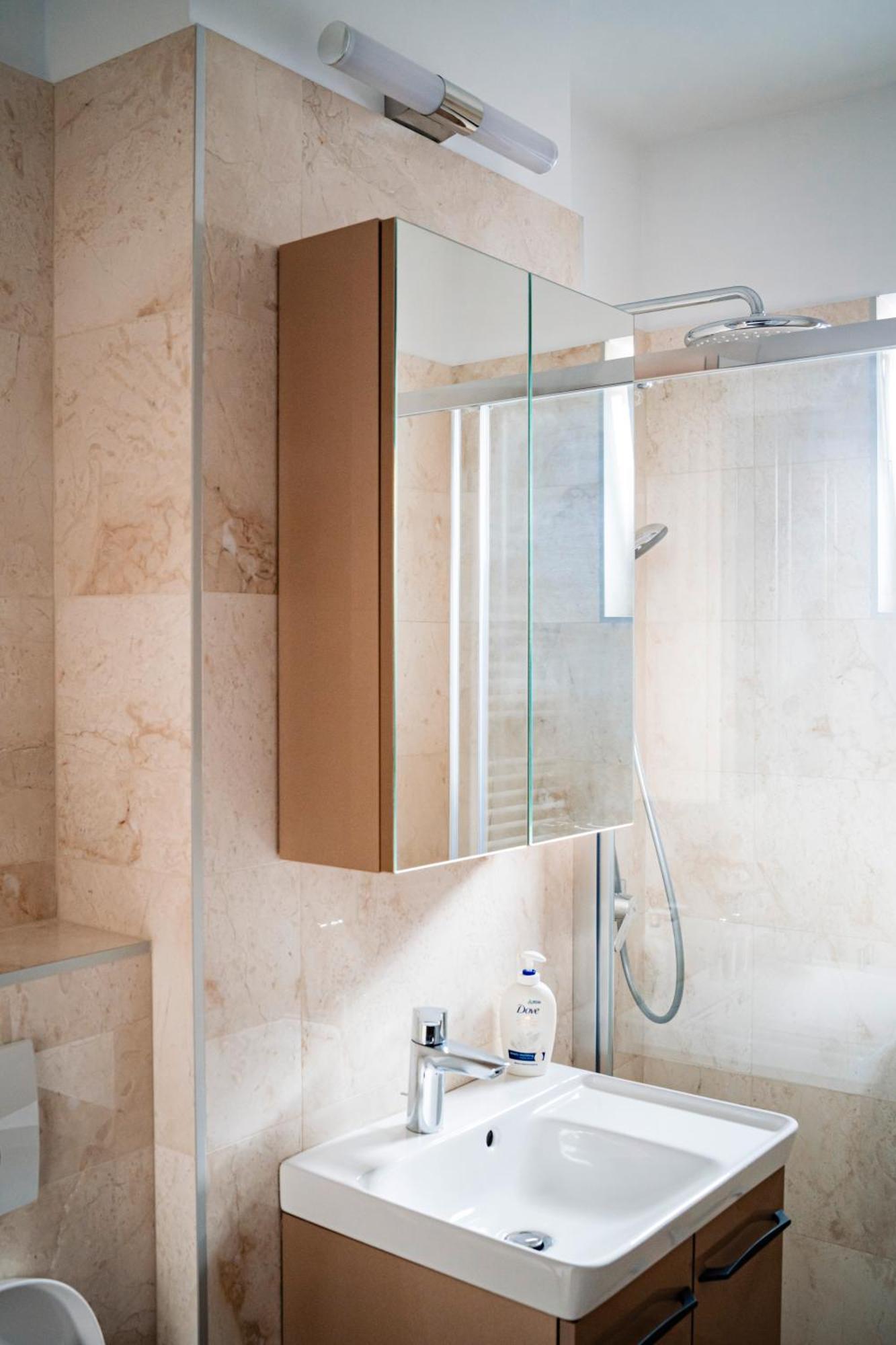 Downtown Apartment Ramnicu Valcea Ngoại thất bức ảnh